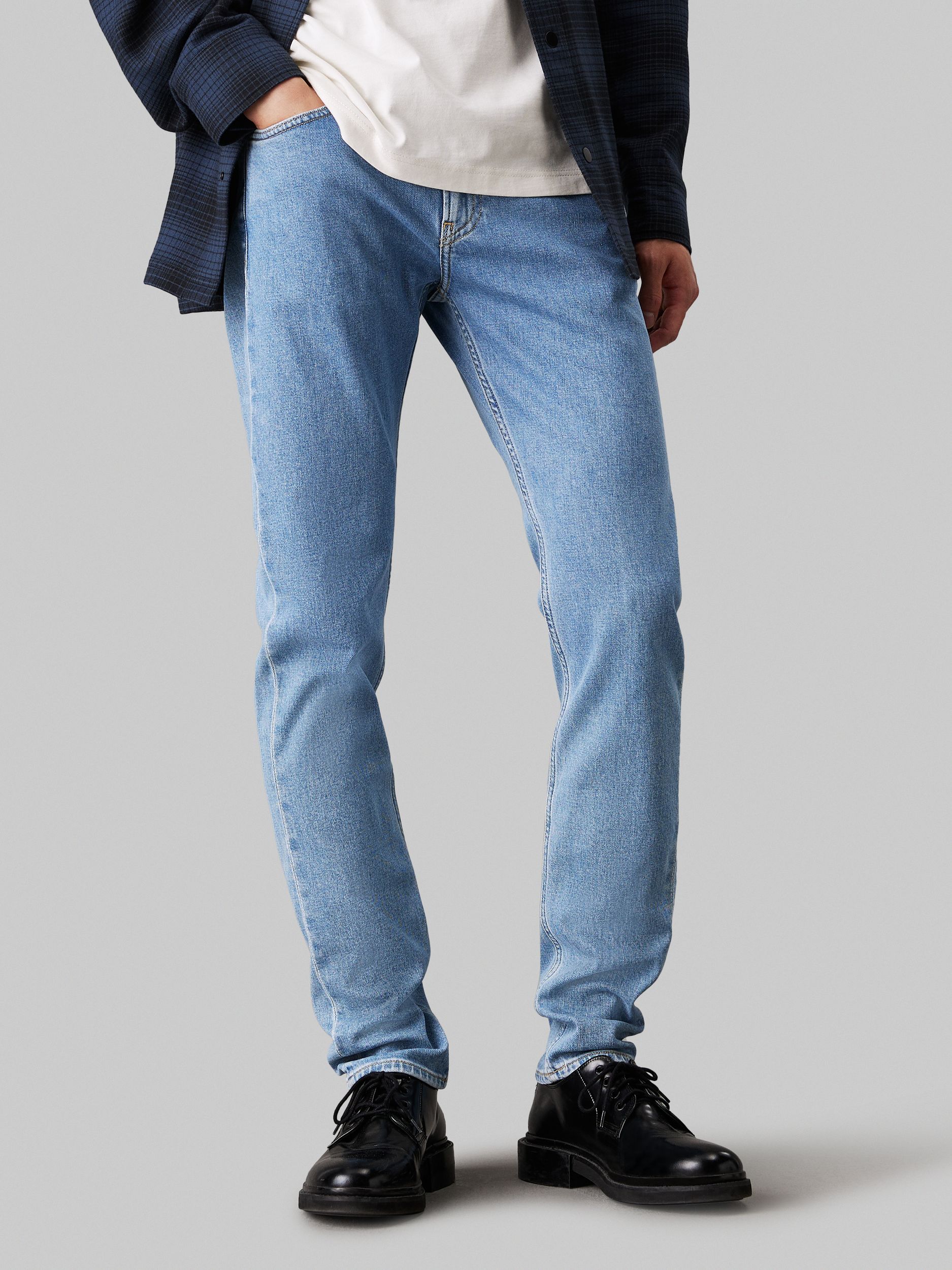 Calvin Klein Jeans |  Calvin Klein Jeans Straight Leg Jeans  | 33/30 | denim light