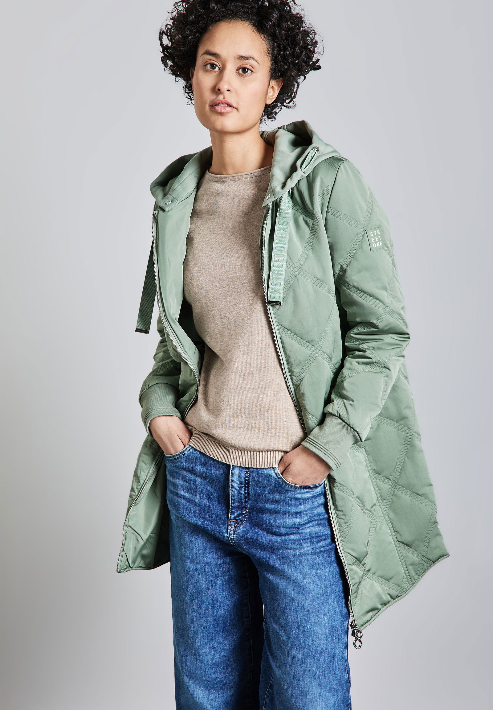  | Jacke mit abnehmbarer Kapuze | 40 | 4565_16022