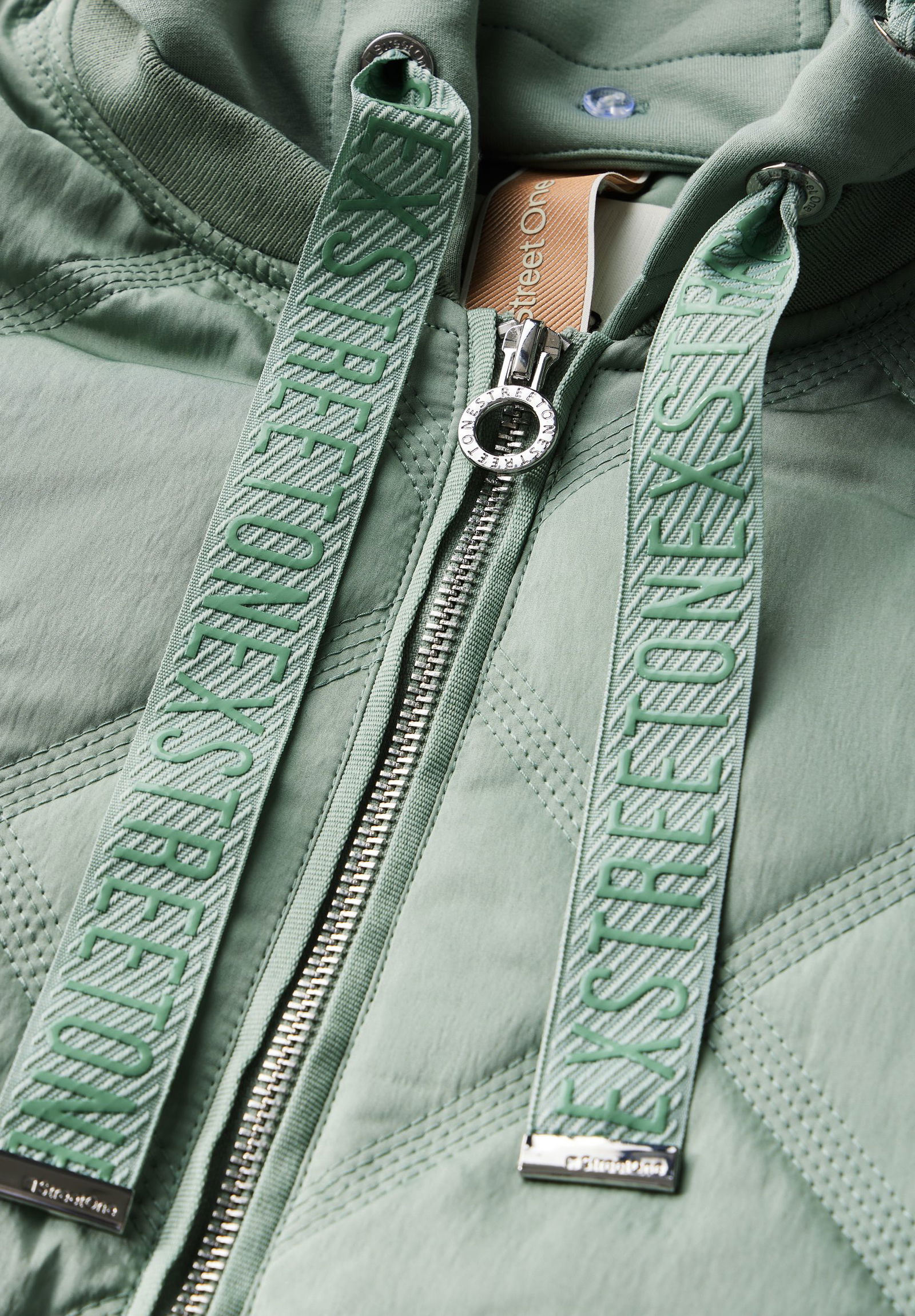  | Jacke mit abnehmbarer Kapuze | 40 | 4565_16022