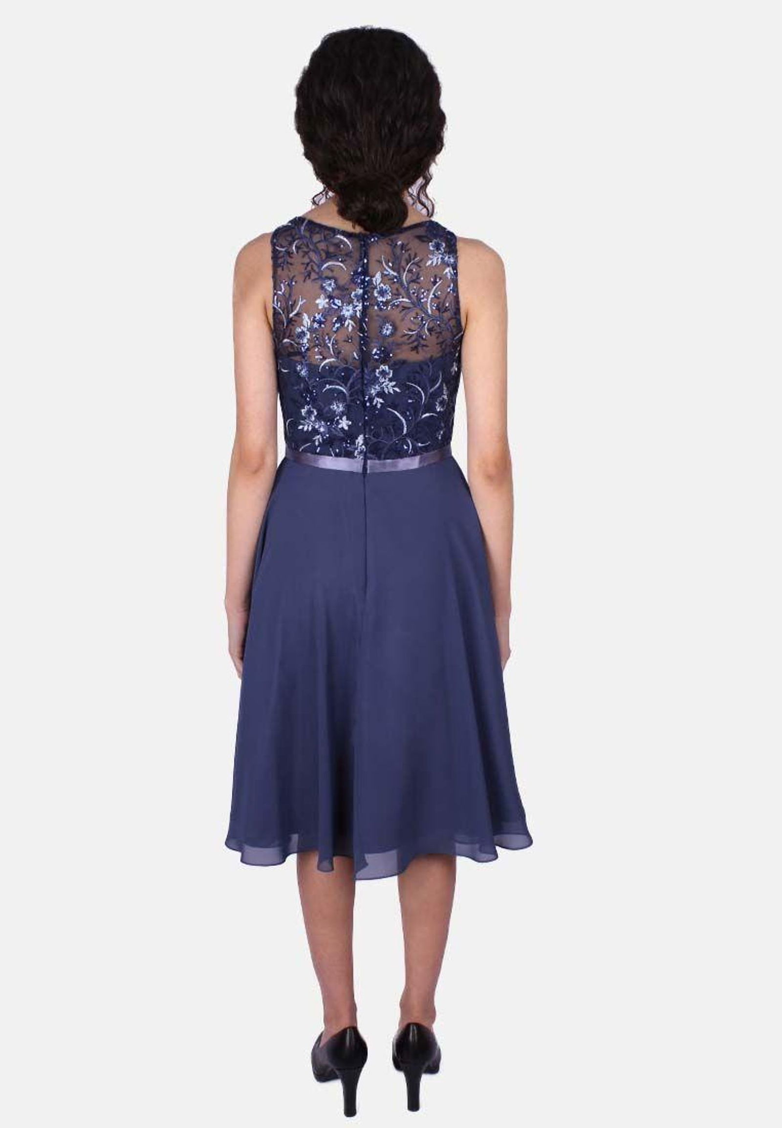 03e90dc3c37cd601496c509eb9fa3222 Luxuar Kurzes Kleid