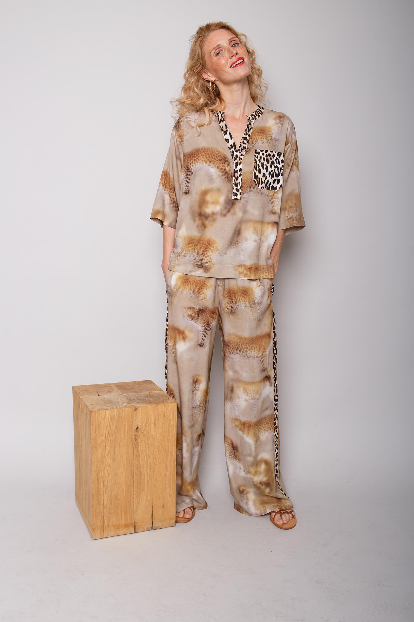 Emily van den Bergh Damenbluse im Leo-Print #1