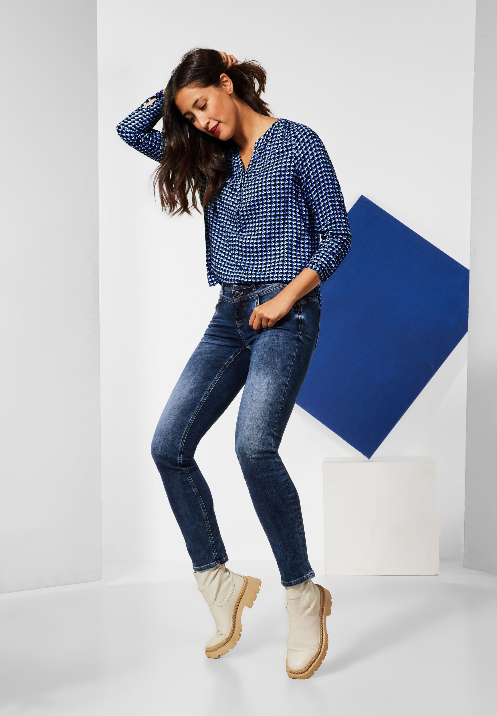 Bluse mit kurzer Knopfleiste