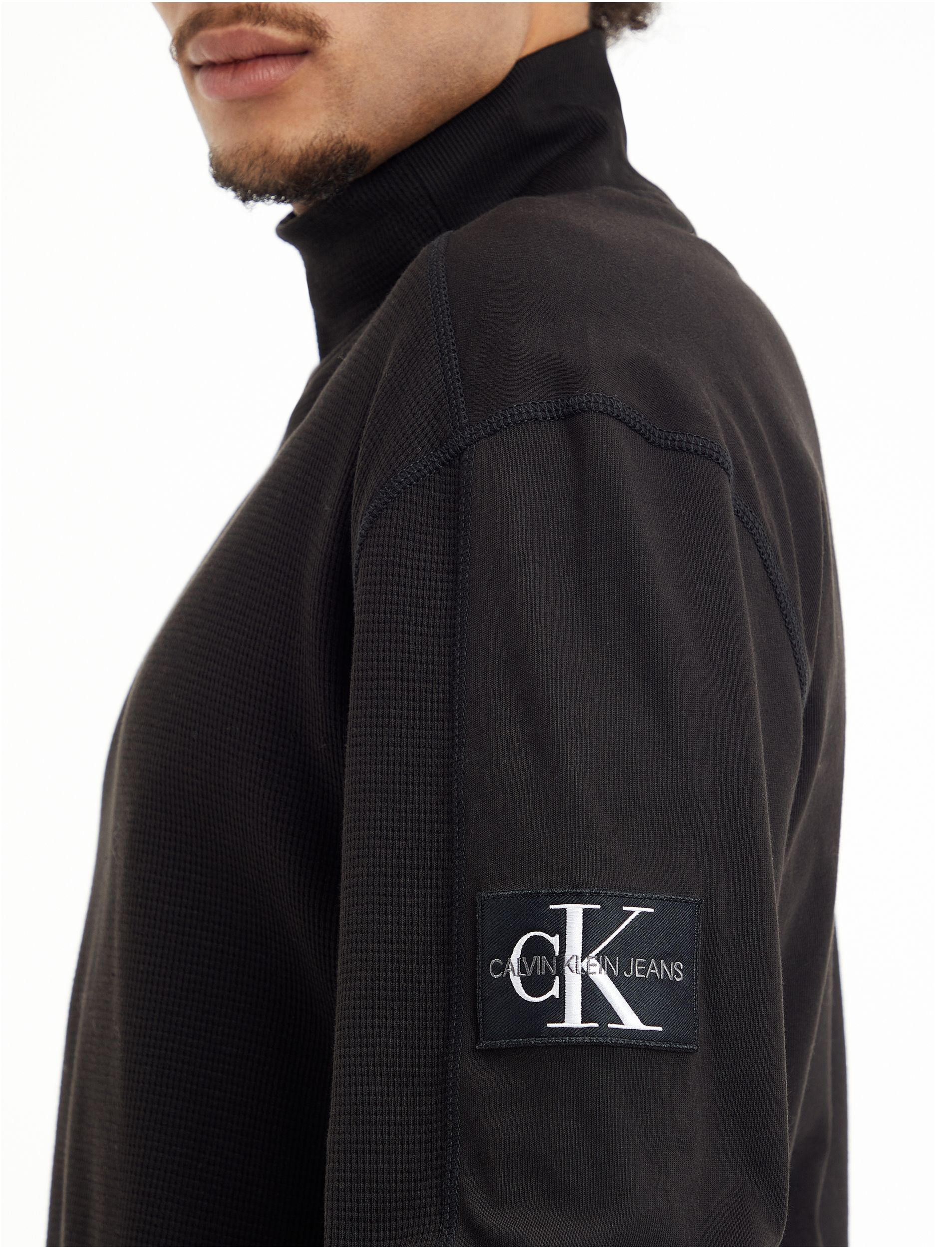BADGE WAFFLE BLOCKING MOCK NECK