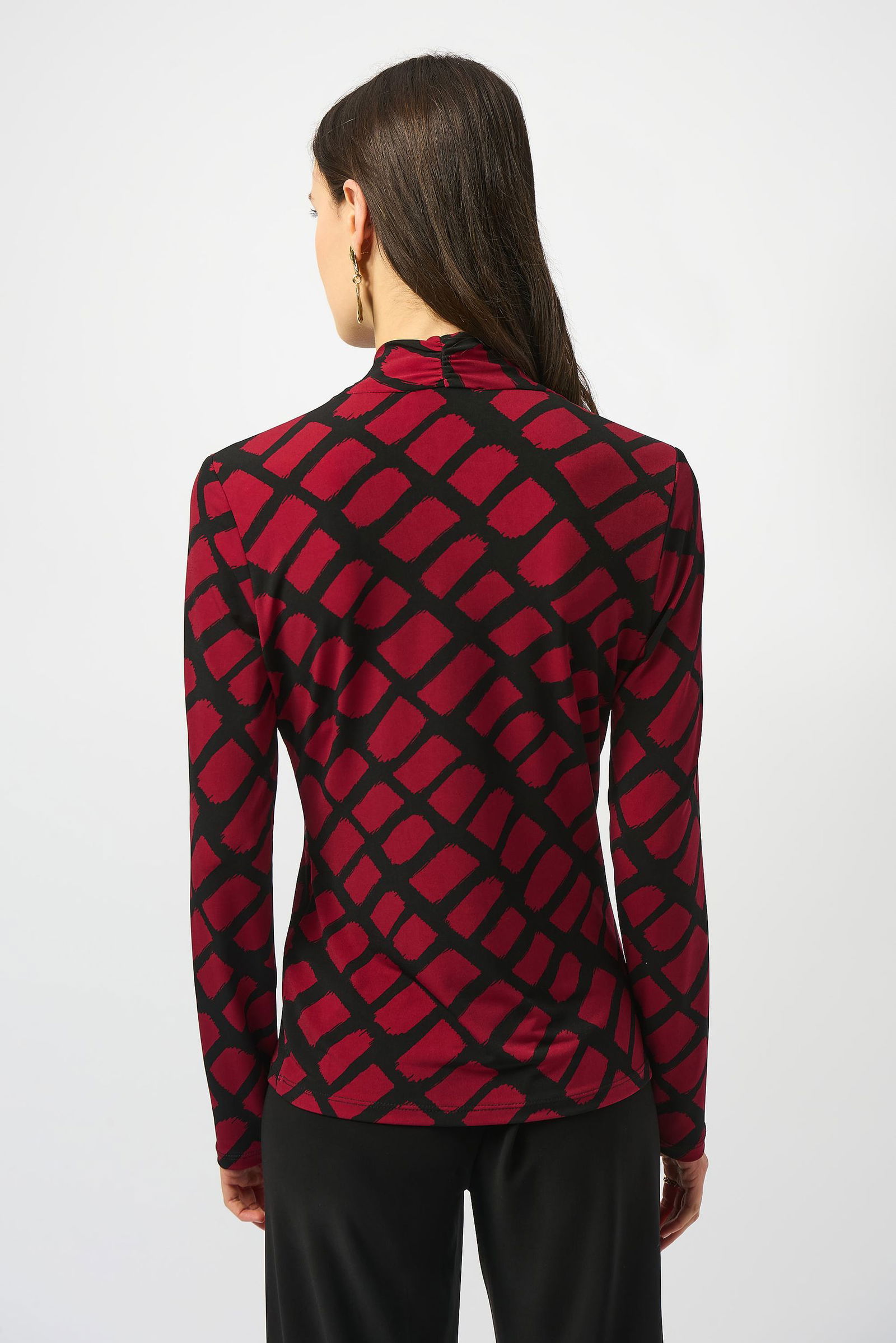 Joseph Ribkoff | Tailliertes Shirt mit Wickelausschnitt aus feinem Jersey mit geometrischem Print | 44