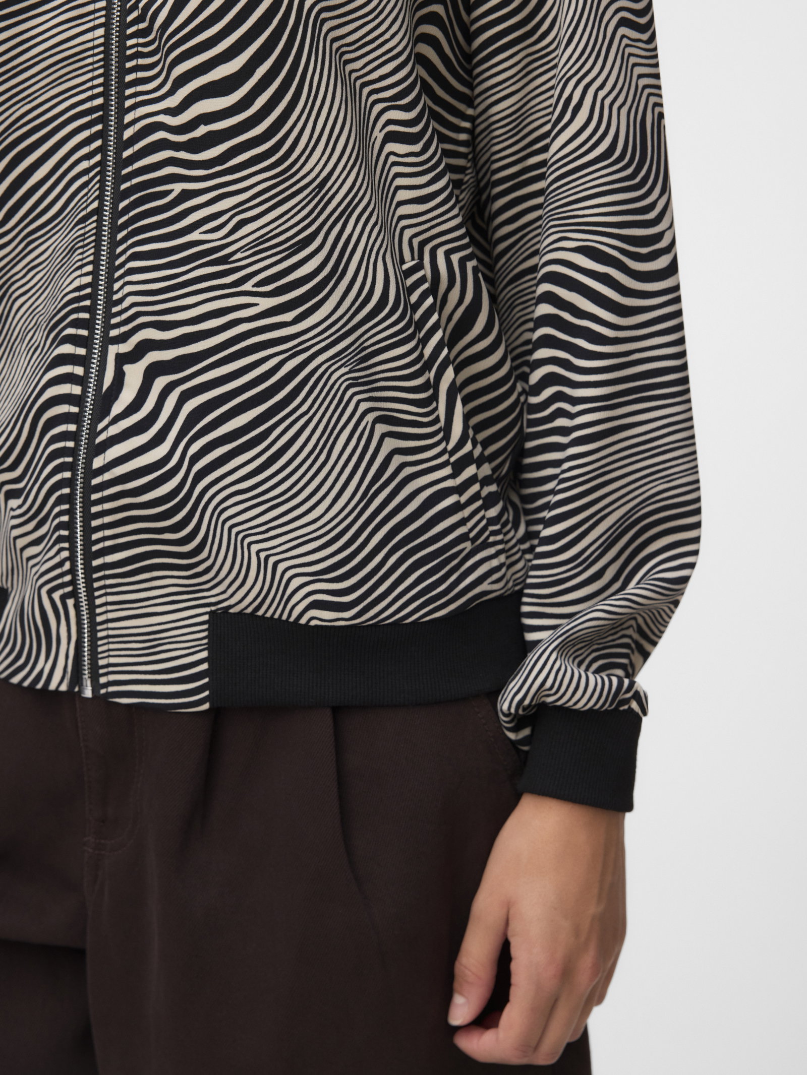 VMCOCO L/S BOMBER AOP WVN NOOS, Oatmeal/Tilla Zebra #4