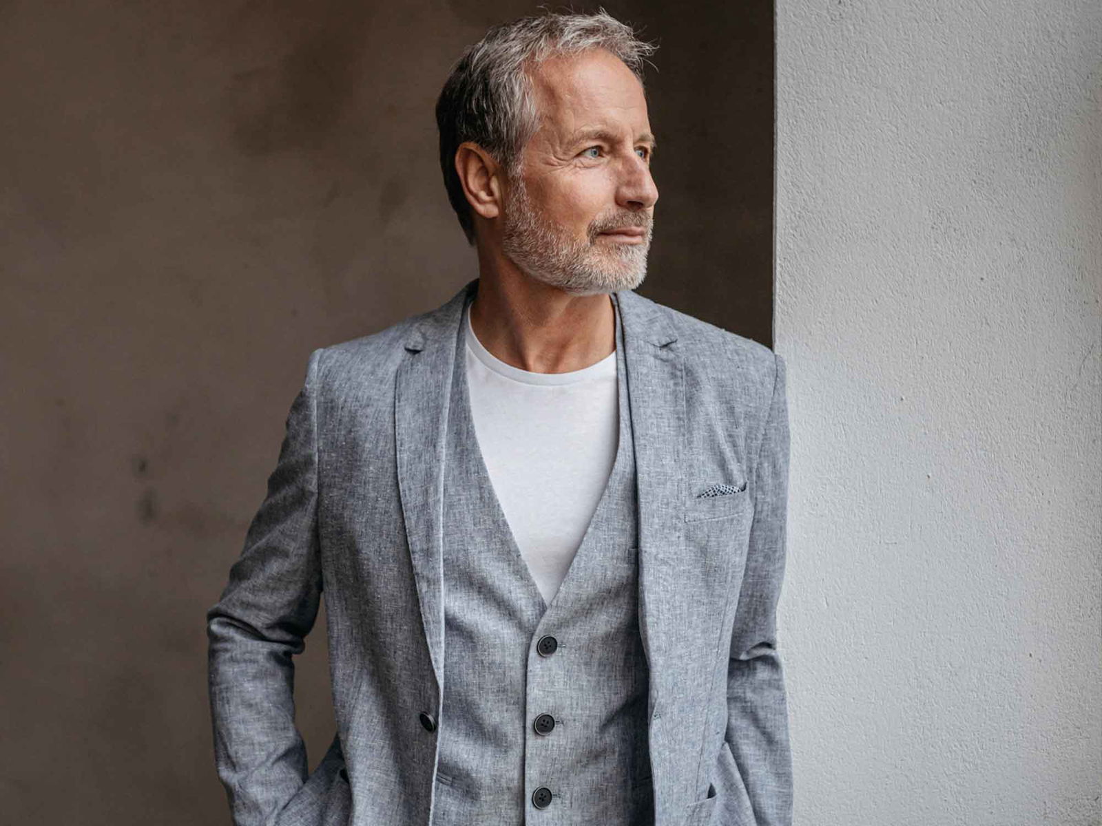 Herren Cocktail und Partymode Mann im Anzug