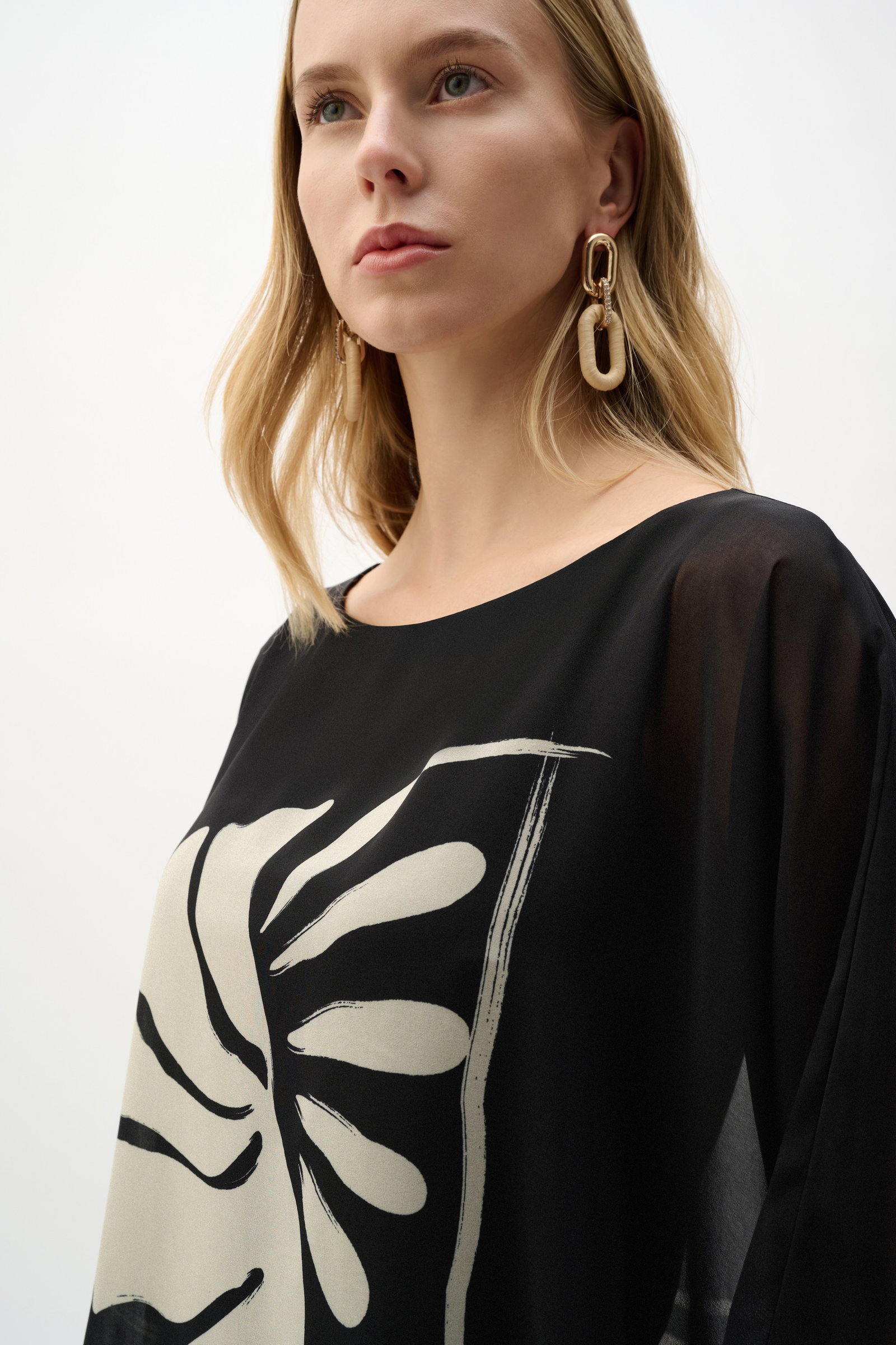 Joseph Ribkoff Poncho-Top mit tropischem Print in Schwarz-Beige #4