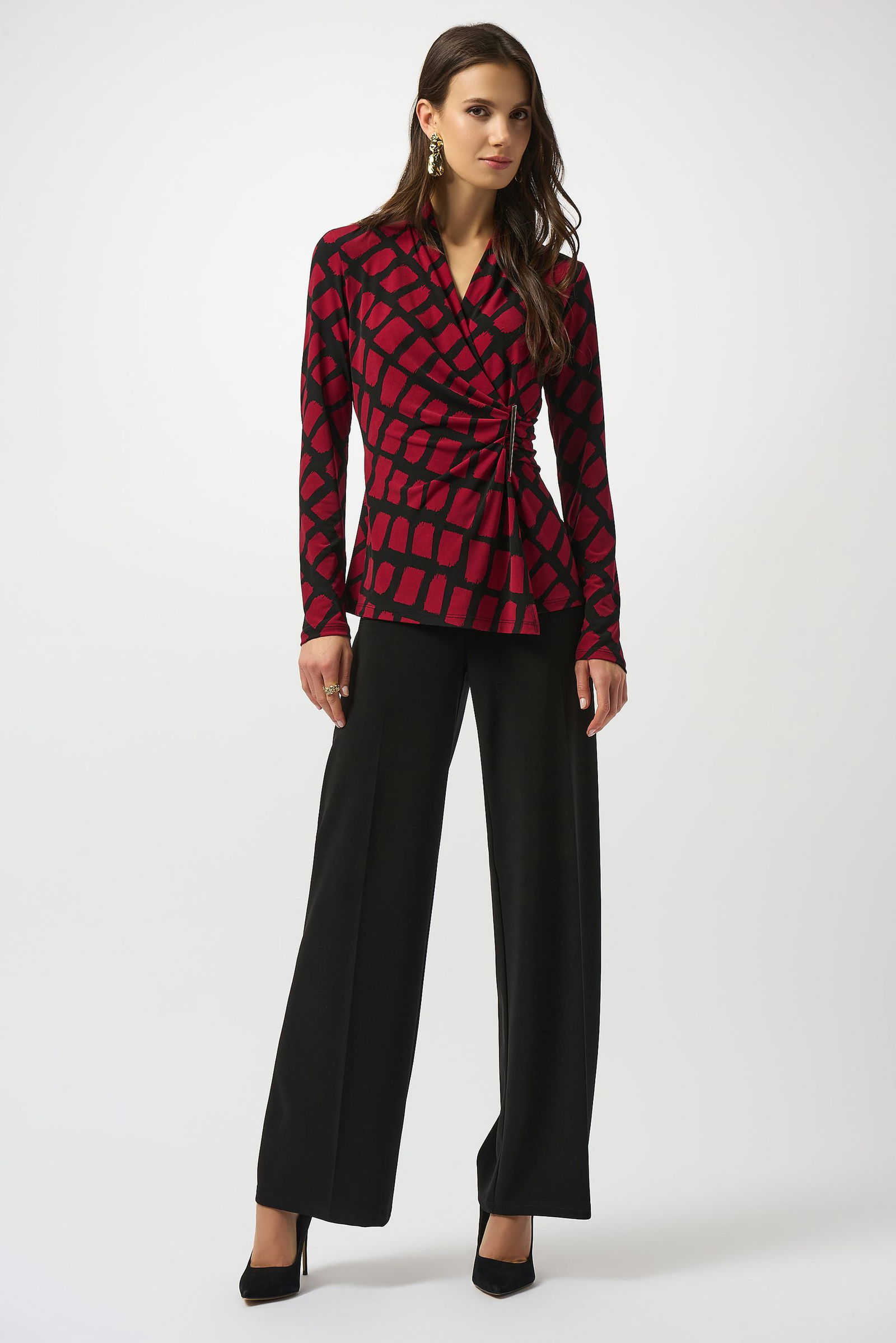 Joseph Ribkoff | Tailliertes Shirt mit Wickelausschnitt aus feinem Jersey mit geometrischem Print | 44