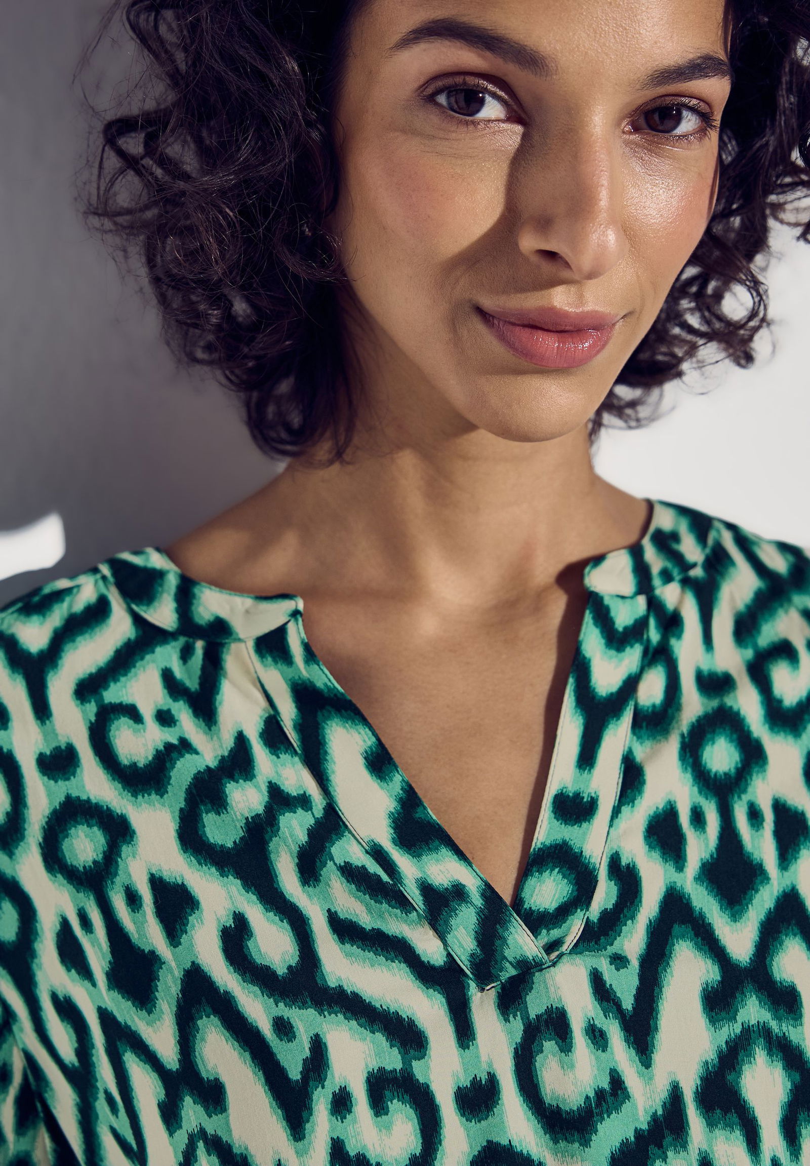  |  Gemusterte Bluse | 42 | hunter green