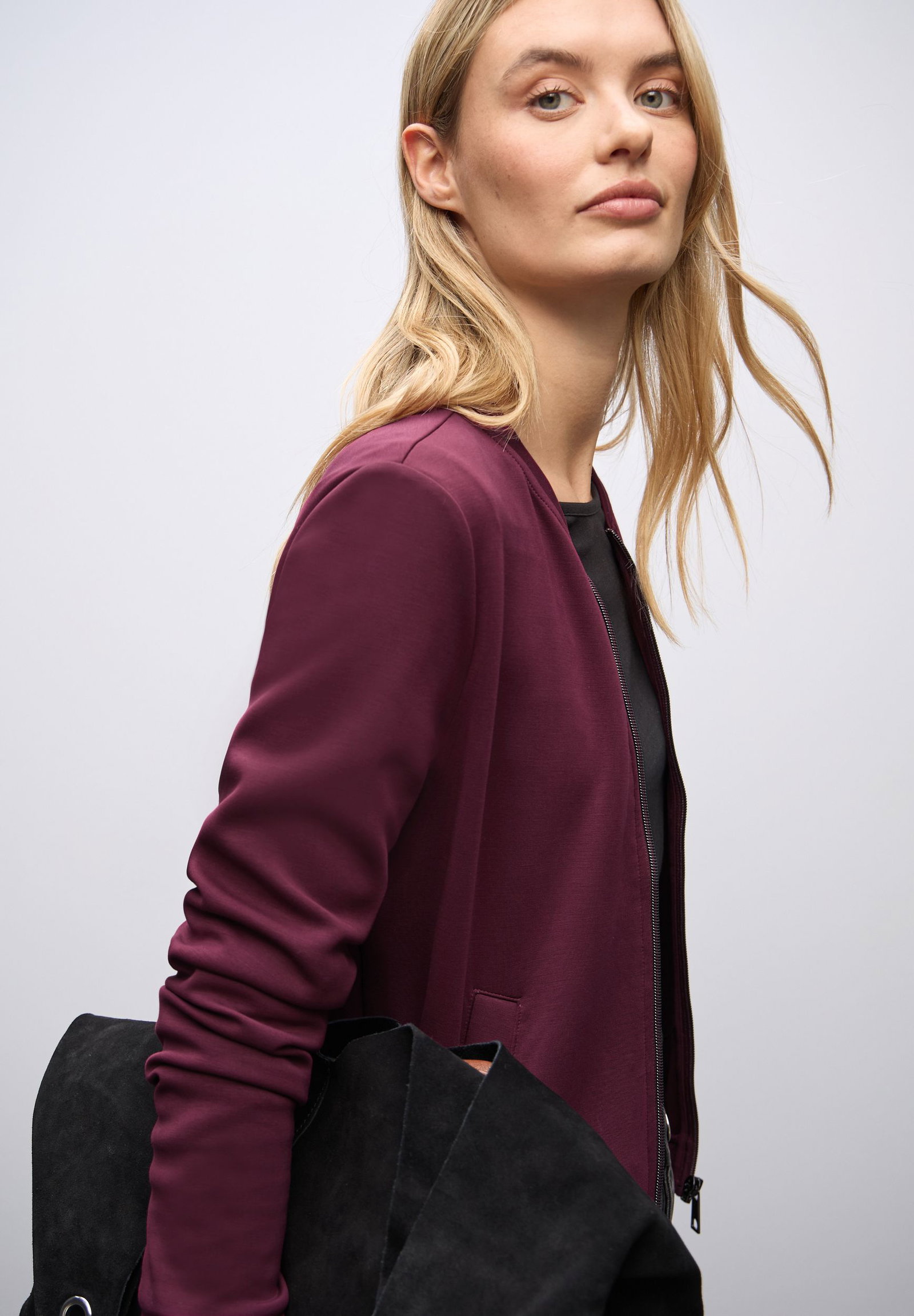 f08ead3a0b541f53ffe5bb3fa5ac9a49 | EOS_Silk look short zipper jac, noble red | 44