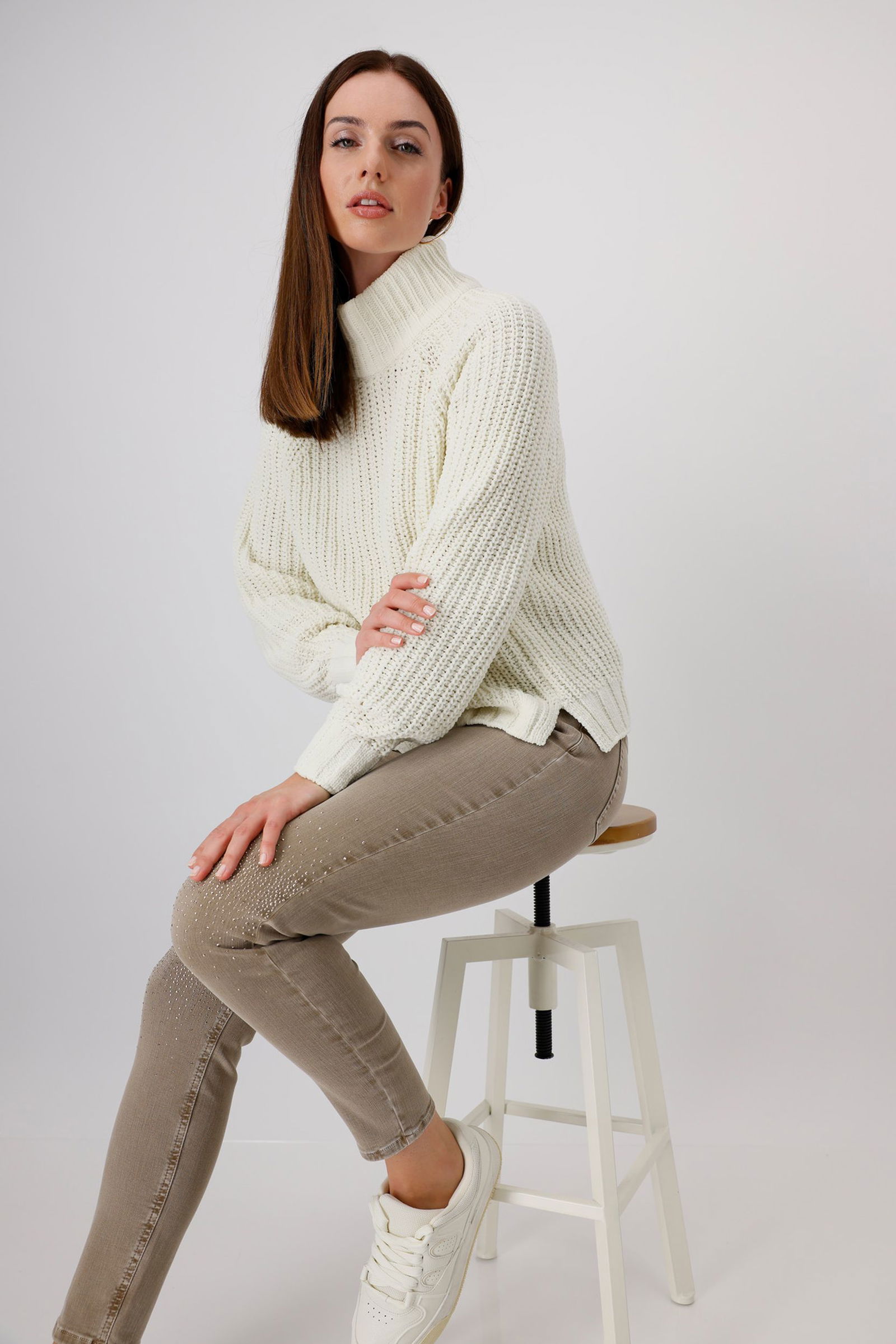  | Pullover, deep red | 44 | almond