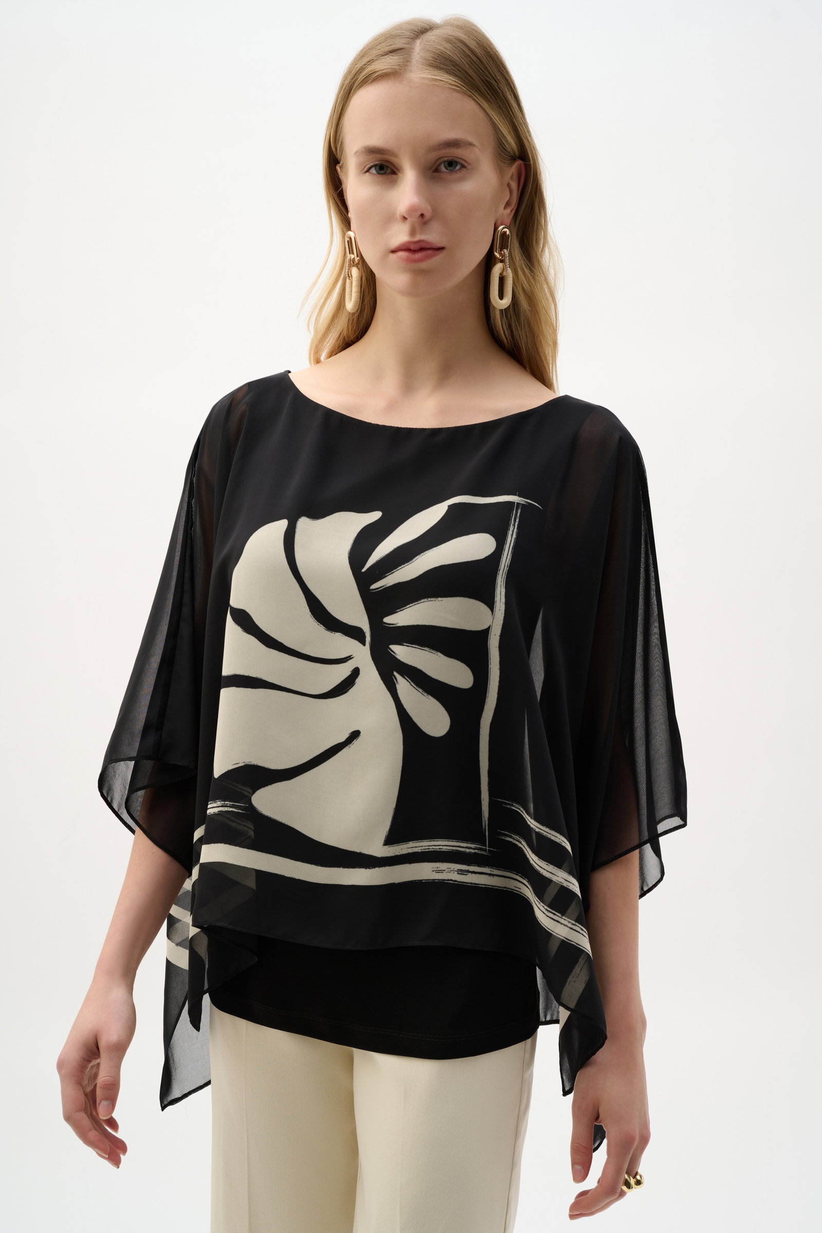 Joseph Ribkoff Poncho-Top mit tropischem Print in Schwarz-Beige #1