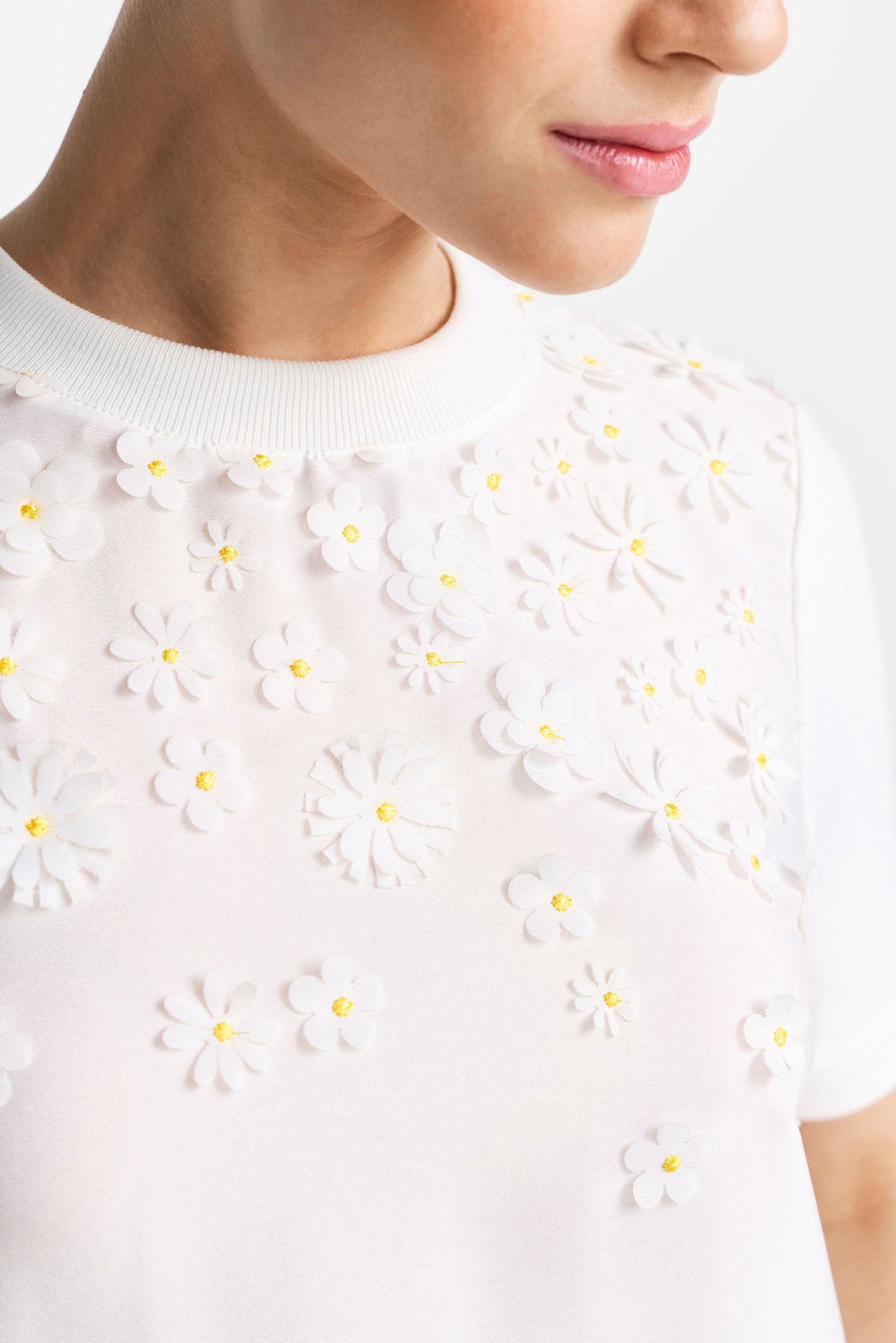 |  Knit Mat Mix T-Shirt with Flower Ap, pearl white | XL | pearl white