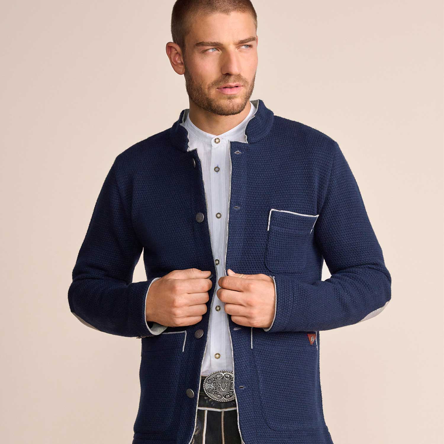 Mann mit einer blauen Trachtenjacke