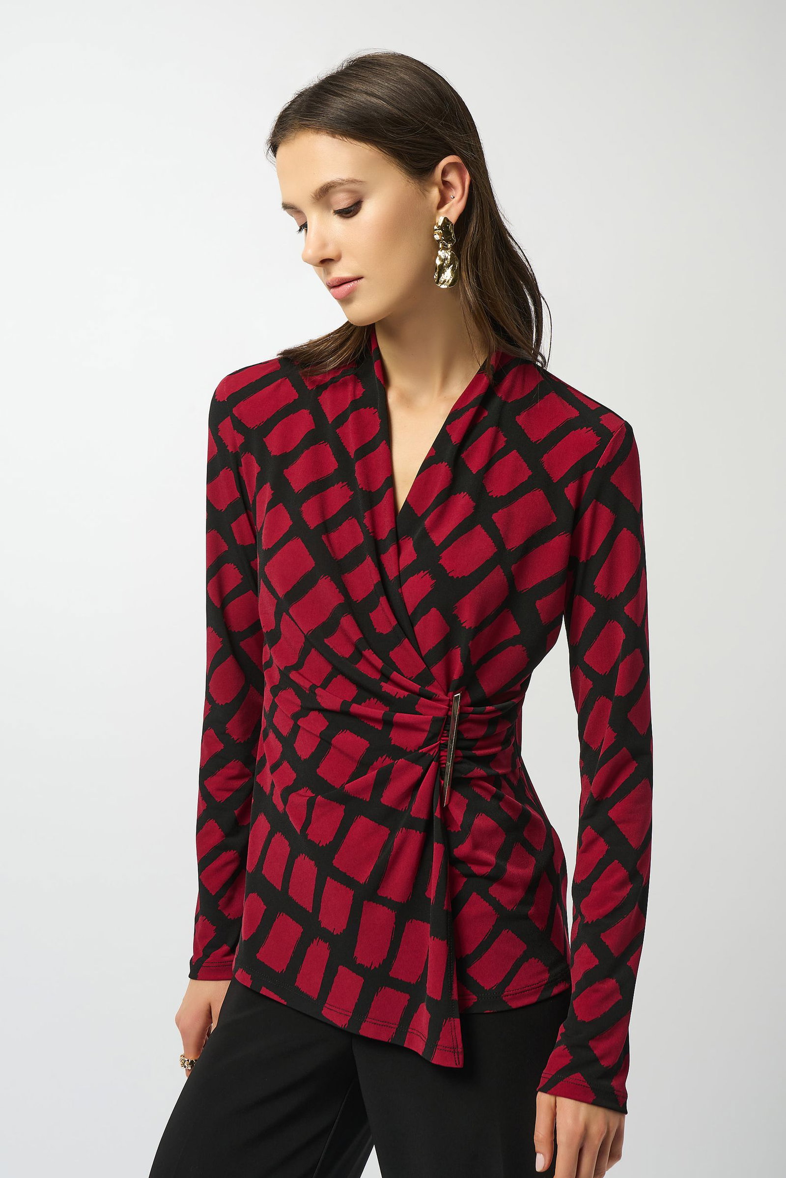 034a140bf5d4f23e18a95e3450391d06 Joseph Ribkoff | Tailliertes Shirt mit Wickelausschnitt aus feinem Jersey mit geometrischem Print | 44