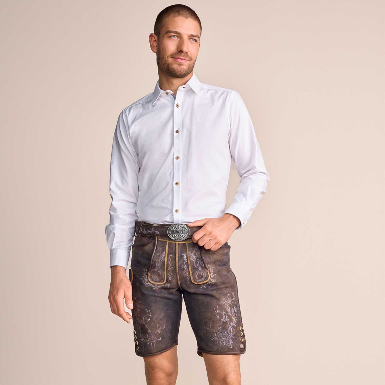 Trachtenmode-lederhosen-herrenlederhose-kruegerlederhose-modehausheinze-modehaus-heinze-frankenberg Trachtenhemd in weiß von der Marke Krüger