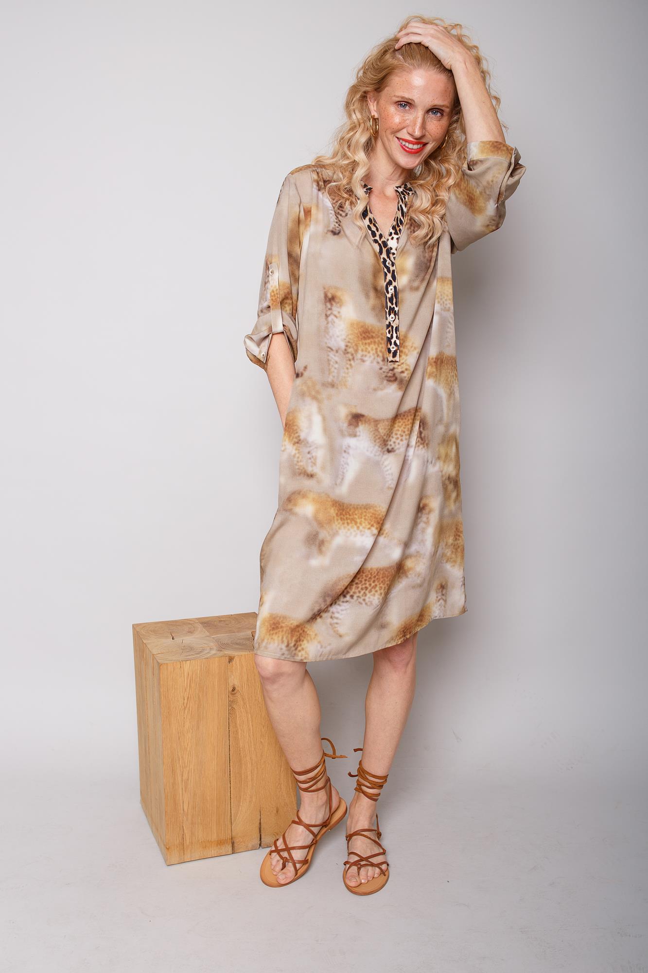 Emily van den Bergh knielanges Sommerkleid im Leo-Print #1