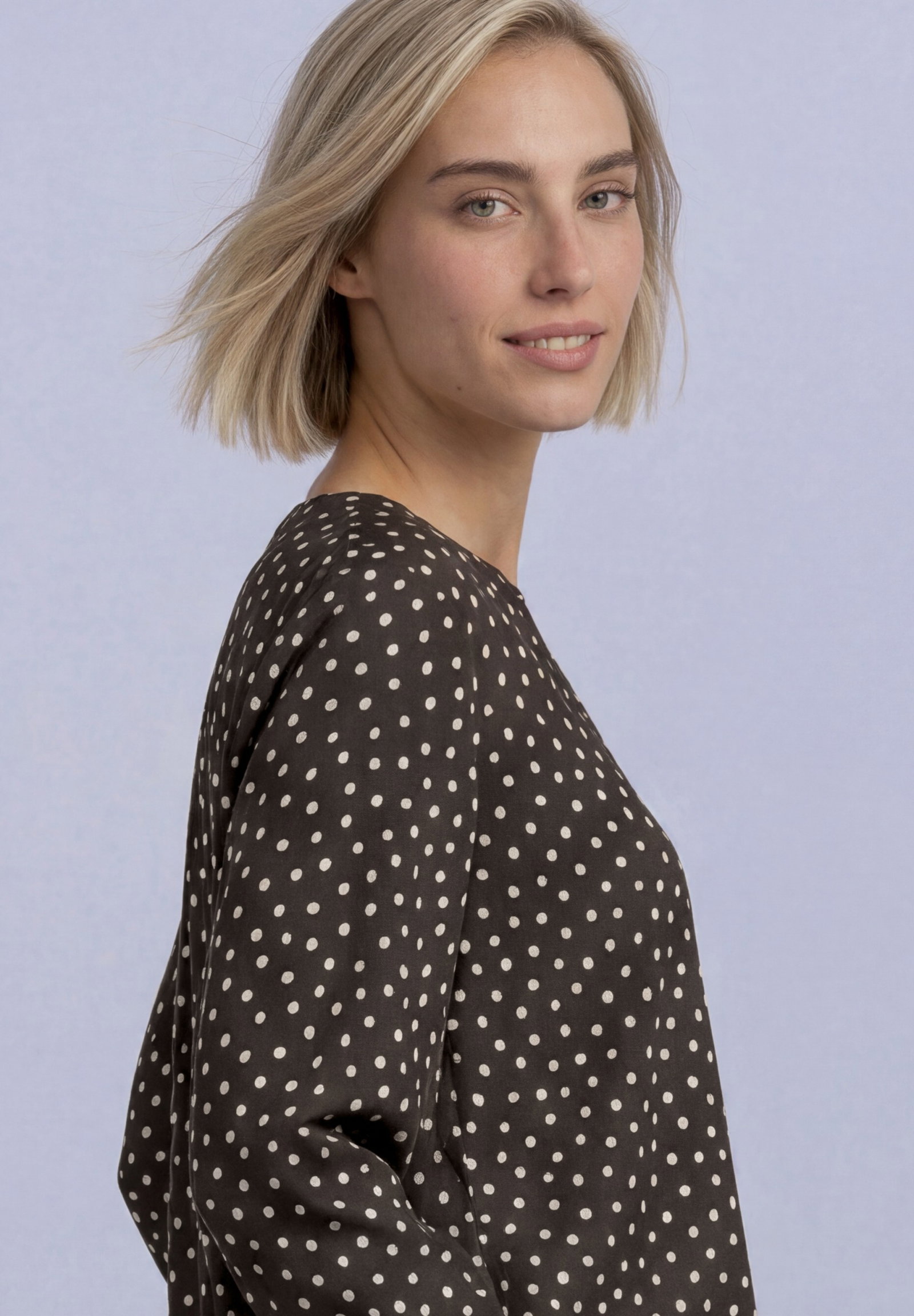 LTD QR Splitneck blouse w butt, black coffee #6