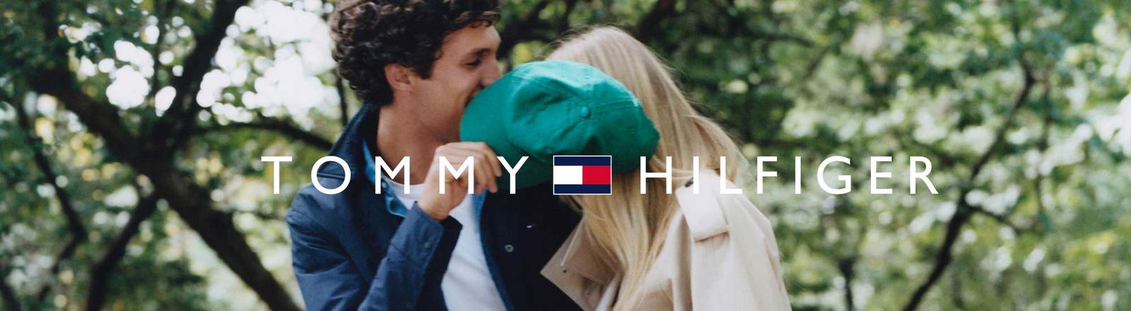 tommy-hilfiger-tommy-hilfigermodegrobannerasseccuarc-modehausheinze-waldeckfrankenberg-frhjahrsmode2025-banner Tommy Hilfiger Banner Accessoires