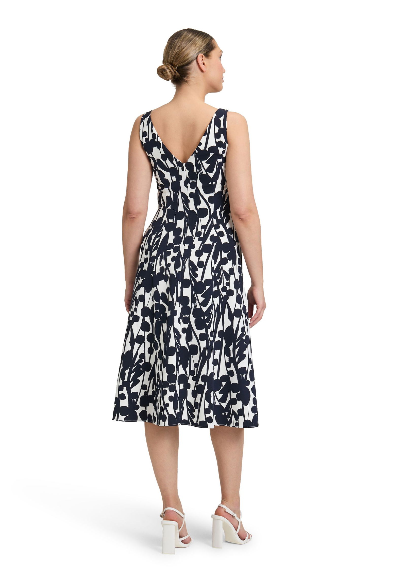 Vera Mont |  Vera Mont Cocktailkleid | 52 | weiß/dunkelblau