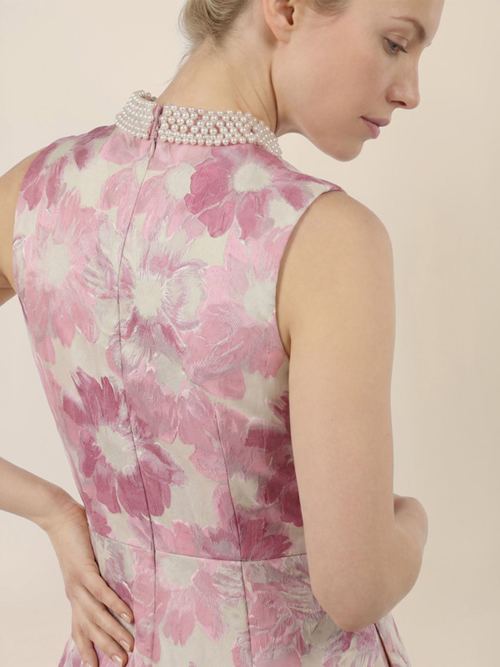 Apart Midikleid mit Perlenkragen #2