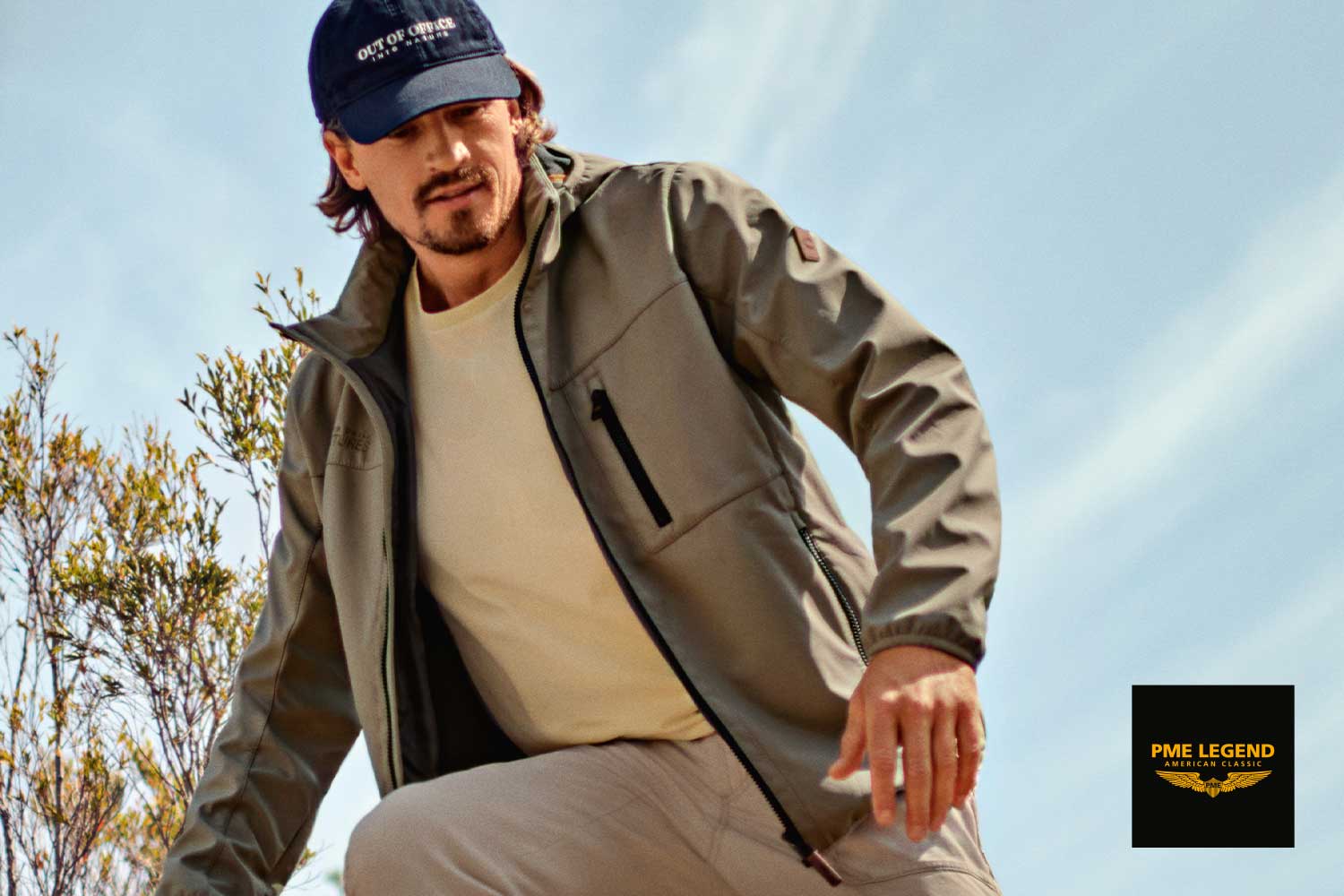 Mann auf Abenteuer mit Camel Active