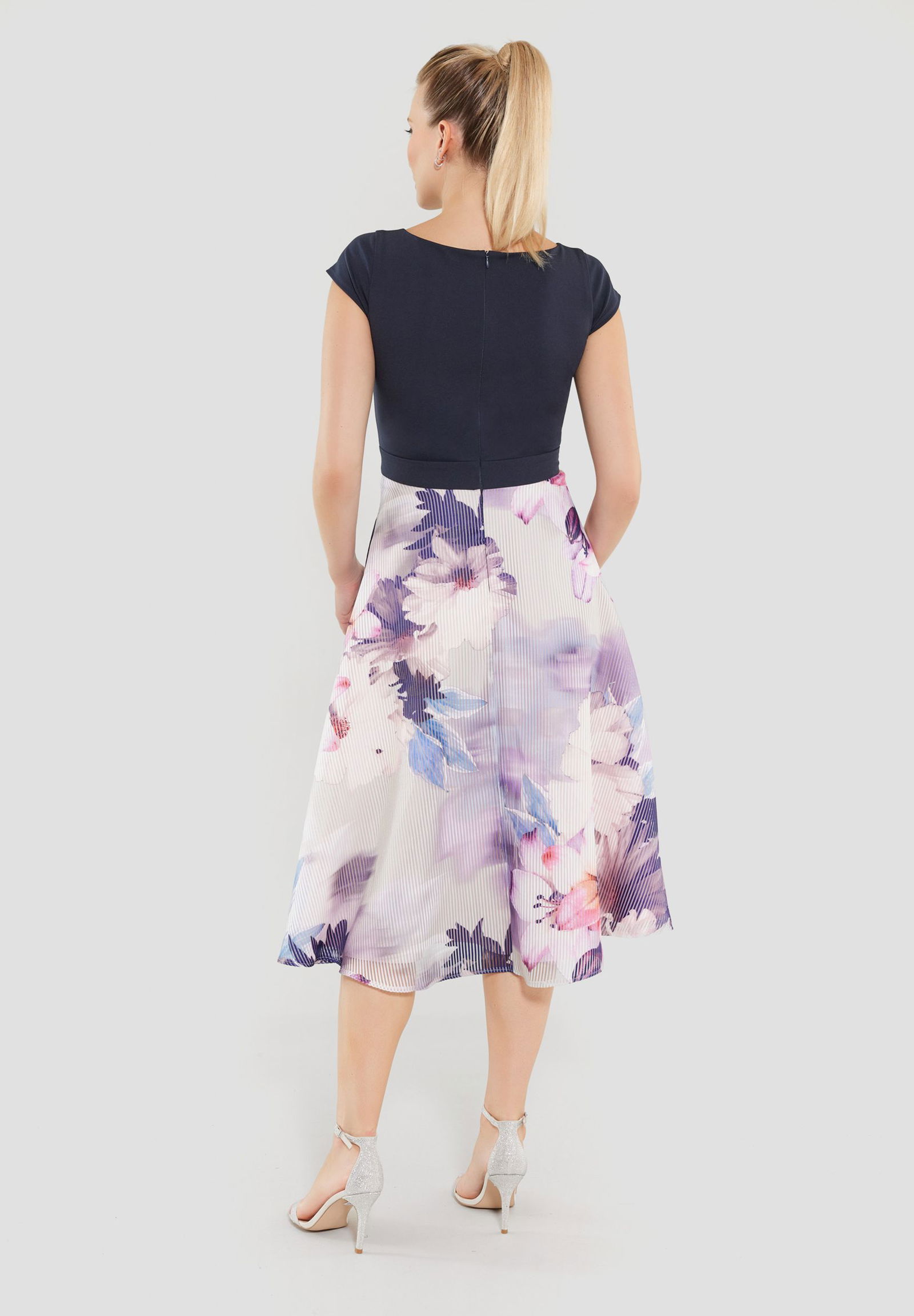ecf6ac9a023d6f7bf1e693b145e2a87f SWING Kurzes Kleid