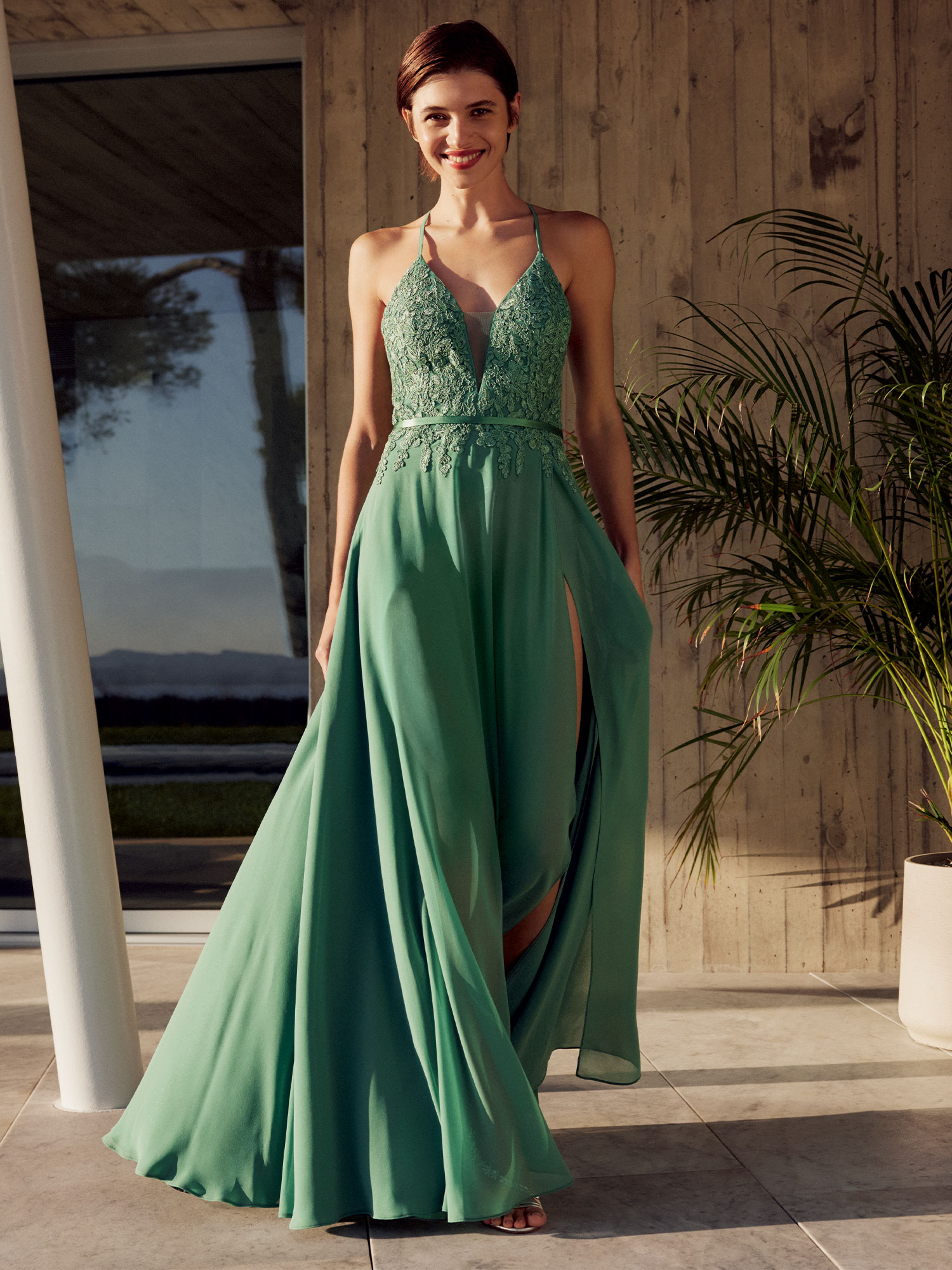Yvonne Robe Mini à Décolleté Halter et Dos Nu Orné Floral