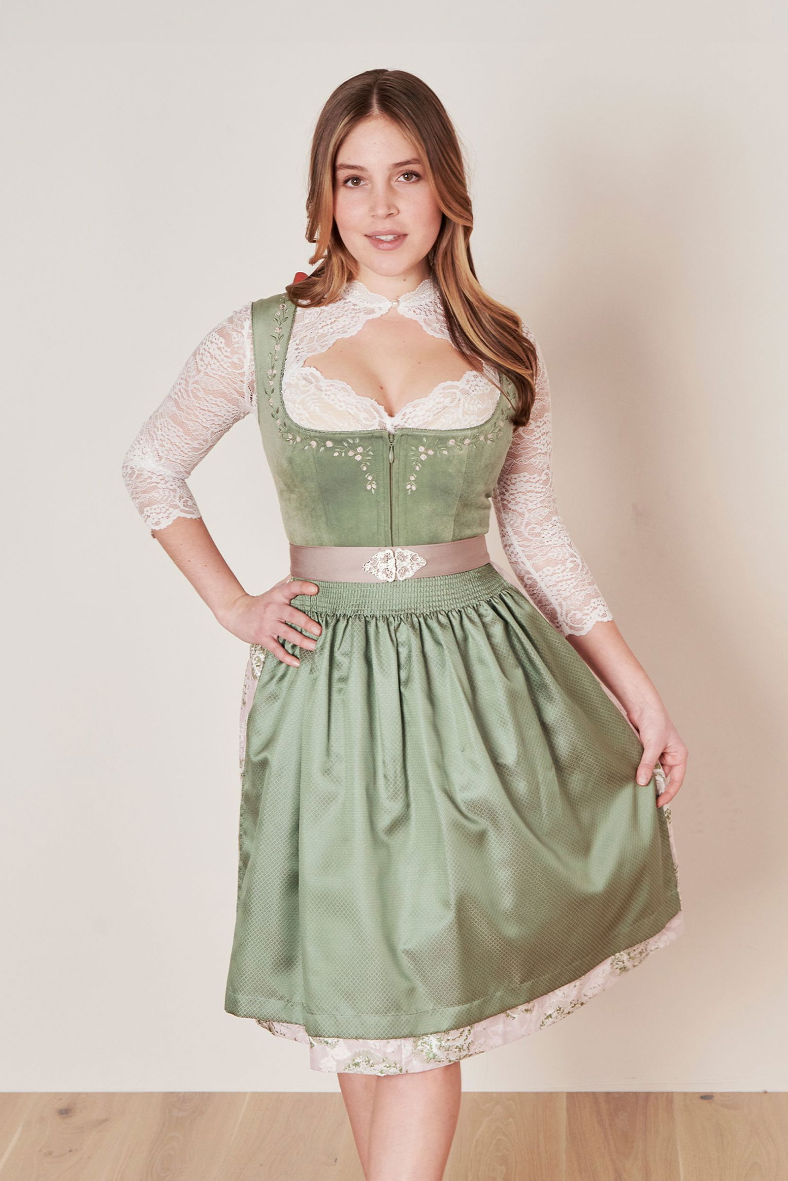 5598fa1424f008d14ff94c30f9b44eae | Dirndl kurz | 34