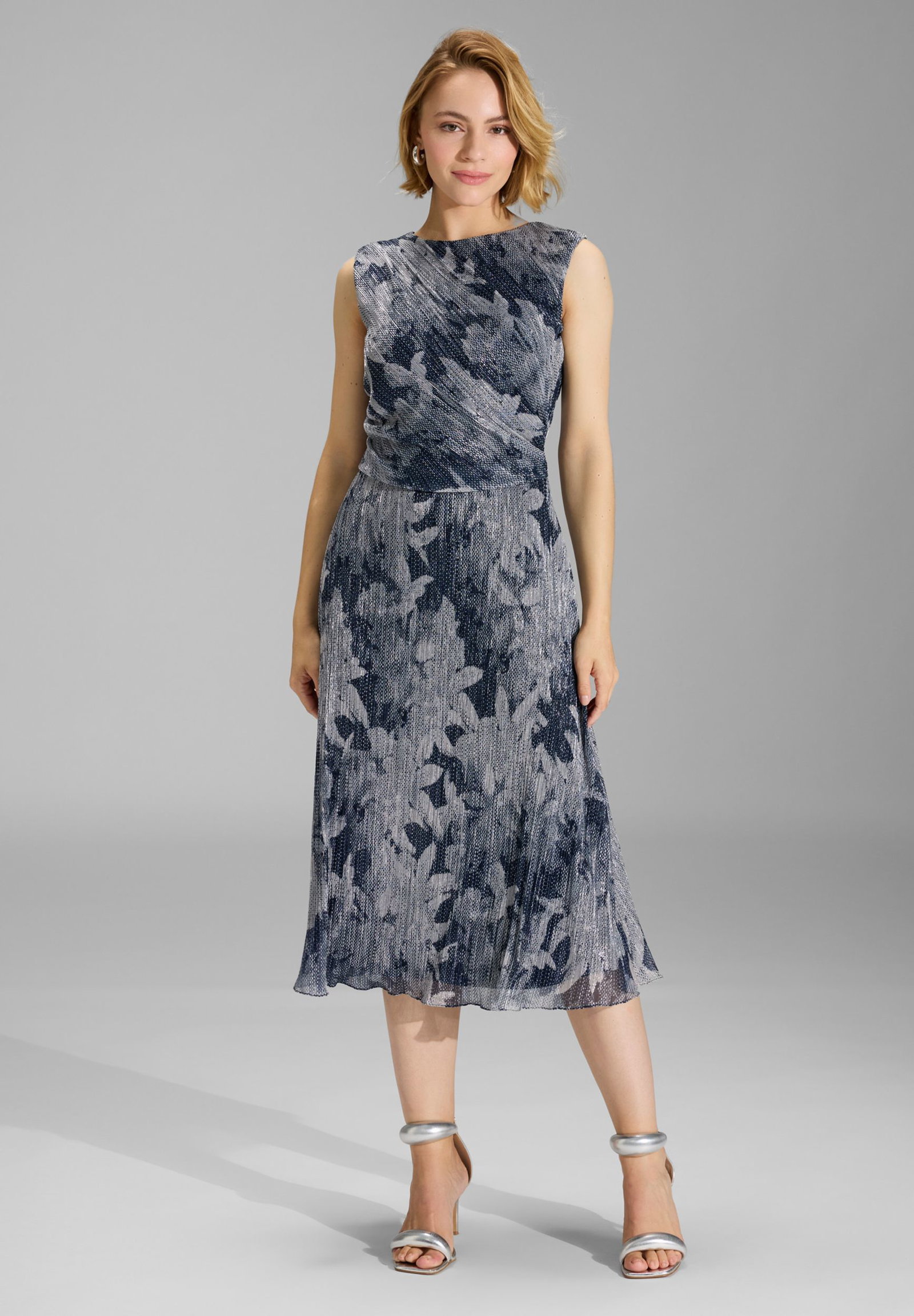 58ef9a2a5c8c9de66864eba33447bf20 | Plissiertes Kleid mit Metallicfäden, navy / silver | 44