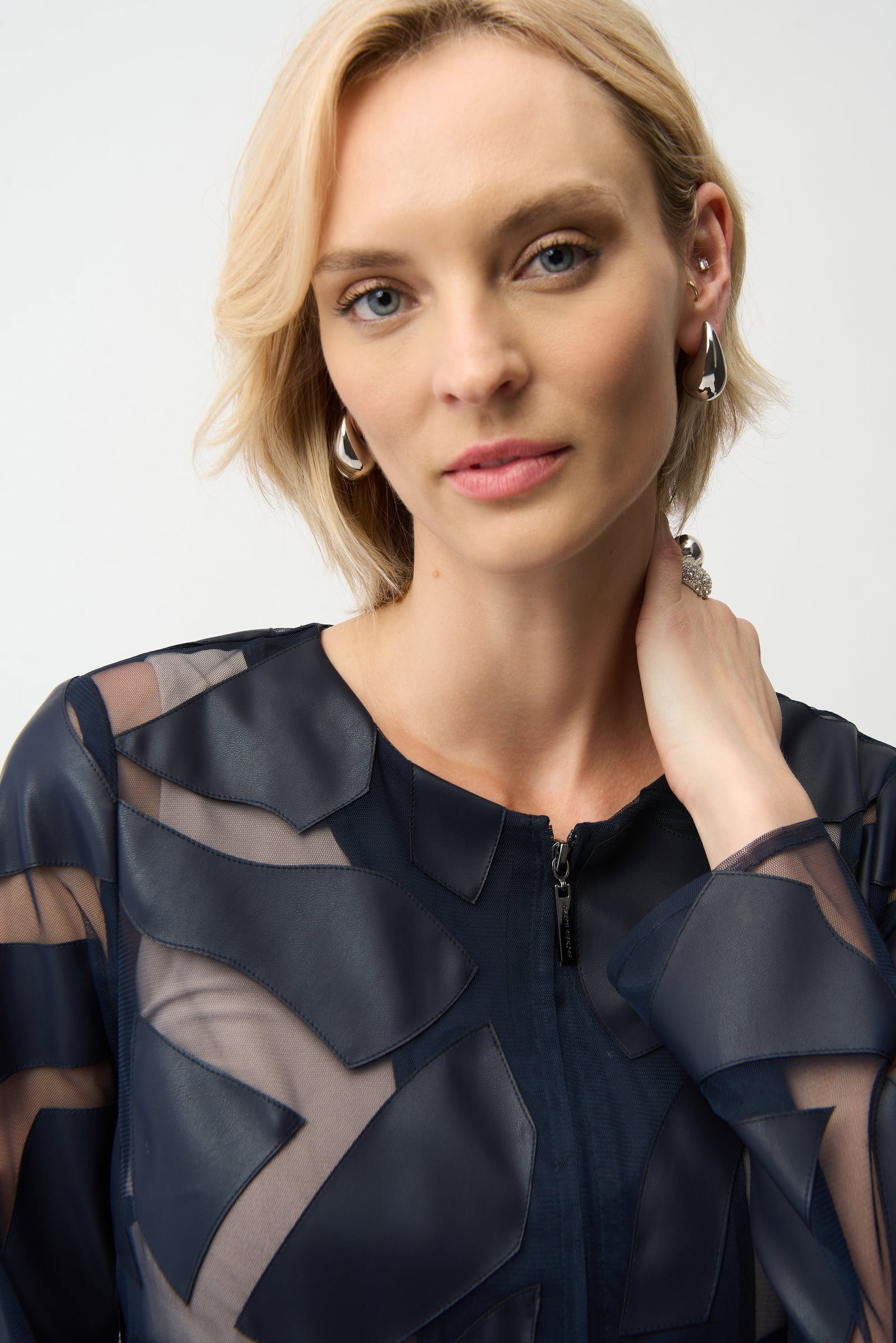 Joseph Ribkoff  taillierte Laser-Cut-Kunstlederjacke mit Giraffenmuster #3