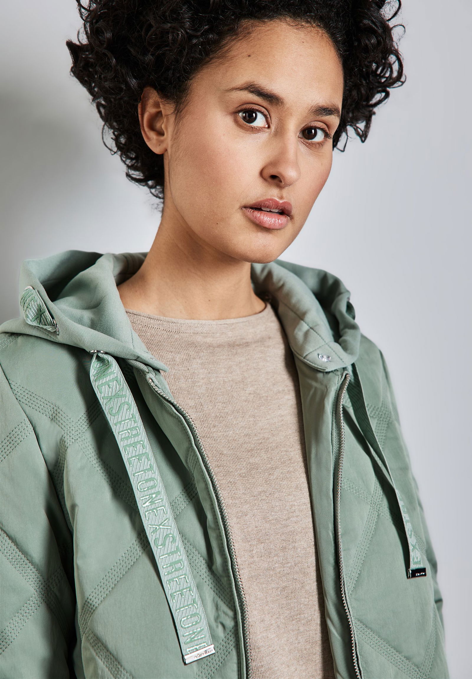  | Jacke mit abnehmbarer Kapuze | 40 | 4565_16022