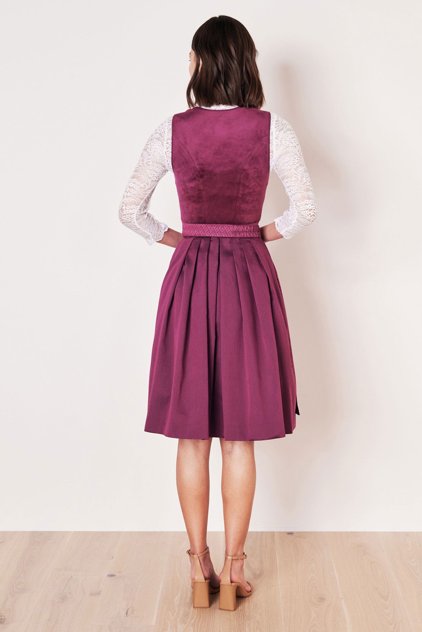 f20c66bd0445a76c5ffb5f12d050e7a4 | Dirndl mittel | 46