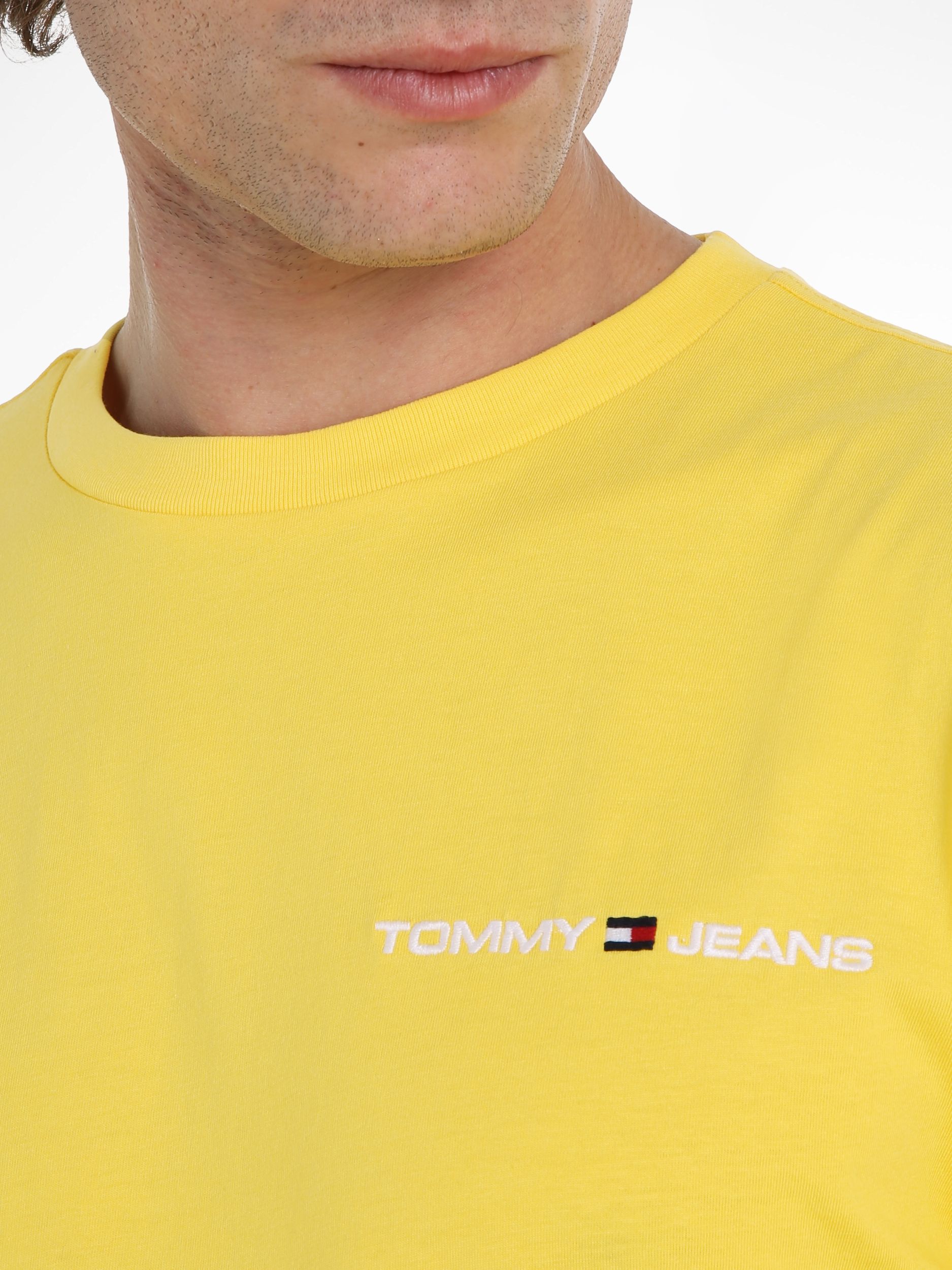 TJM CLSC LINEAR CHEST TEE