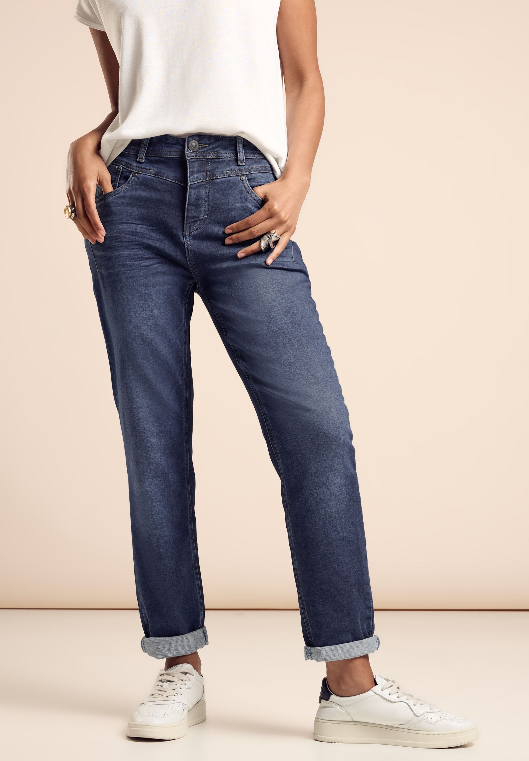  |  Casual Fit Mom Jeans | 33/30