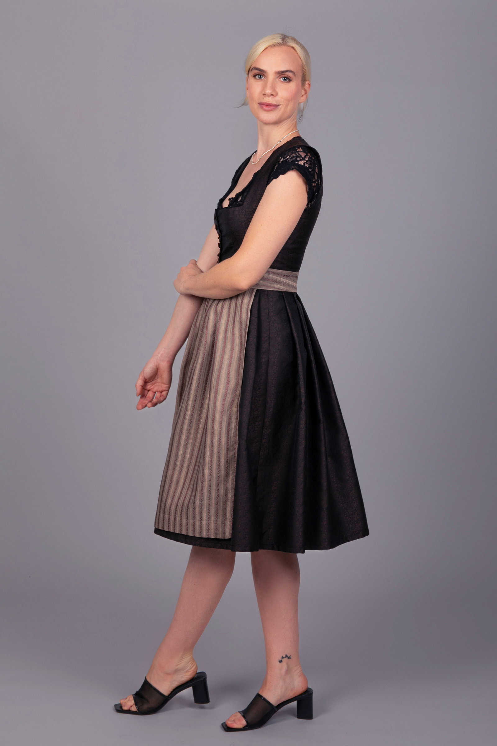 Edelnice Dirndl Mididirndl Dorothea in Schwarz und Gold #6